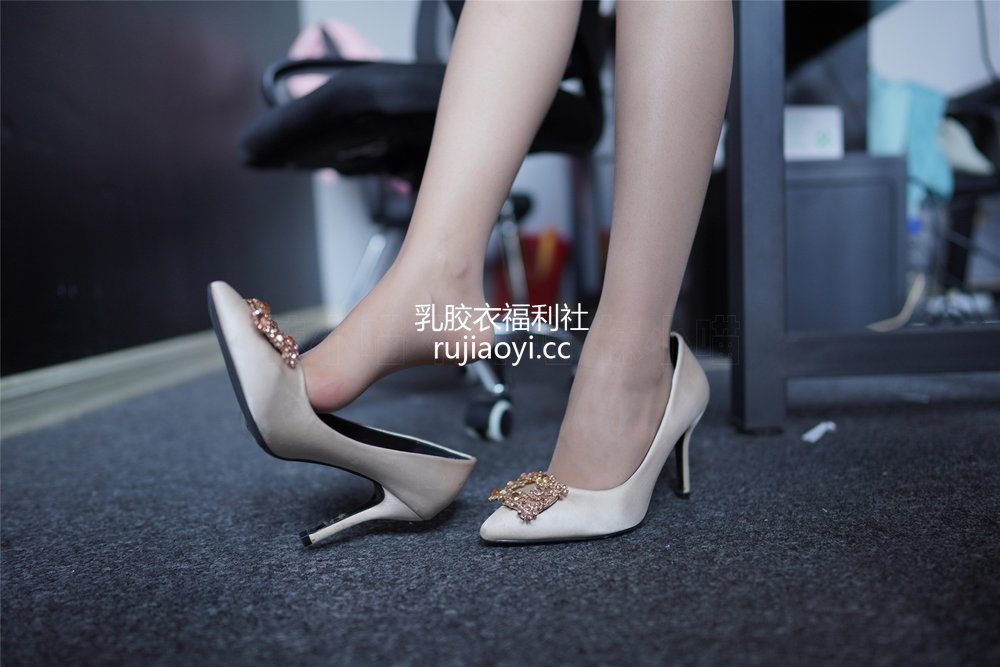 [KittyWawa袜小喵] – KT176《窥探女上司》 [60P89.5MB]