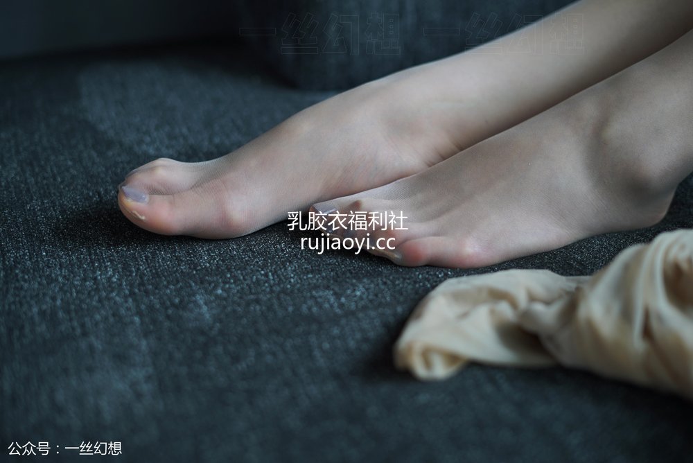 [高丝女子图鉴] 袜小喵×一丝幻想 NZ028 茜茜 [59P71MB]