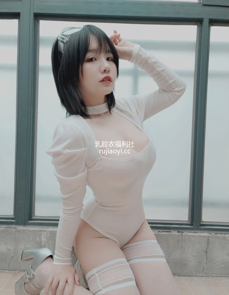 [网红杂图] 阿半今天很开心 – 白色肉感 [9P30MB]