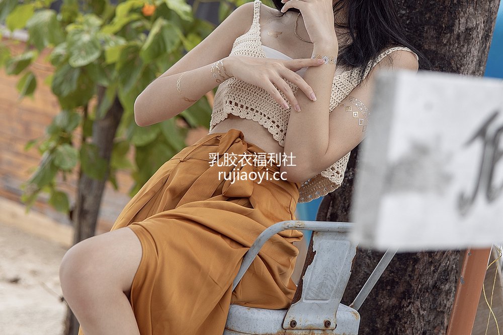 [网红杂图] 南桃Momoko – 黄裤 [10P11MB]