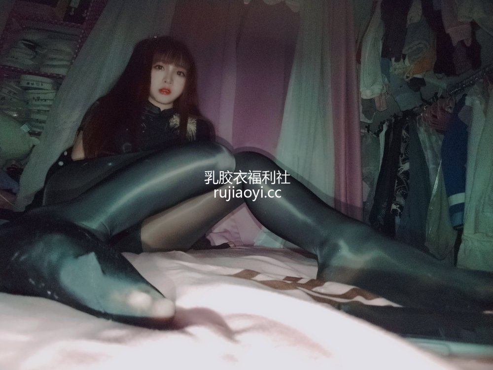 [网红杂图] 古川kagura – 亮丝黑旗袍 [42P5V254MB]