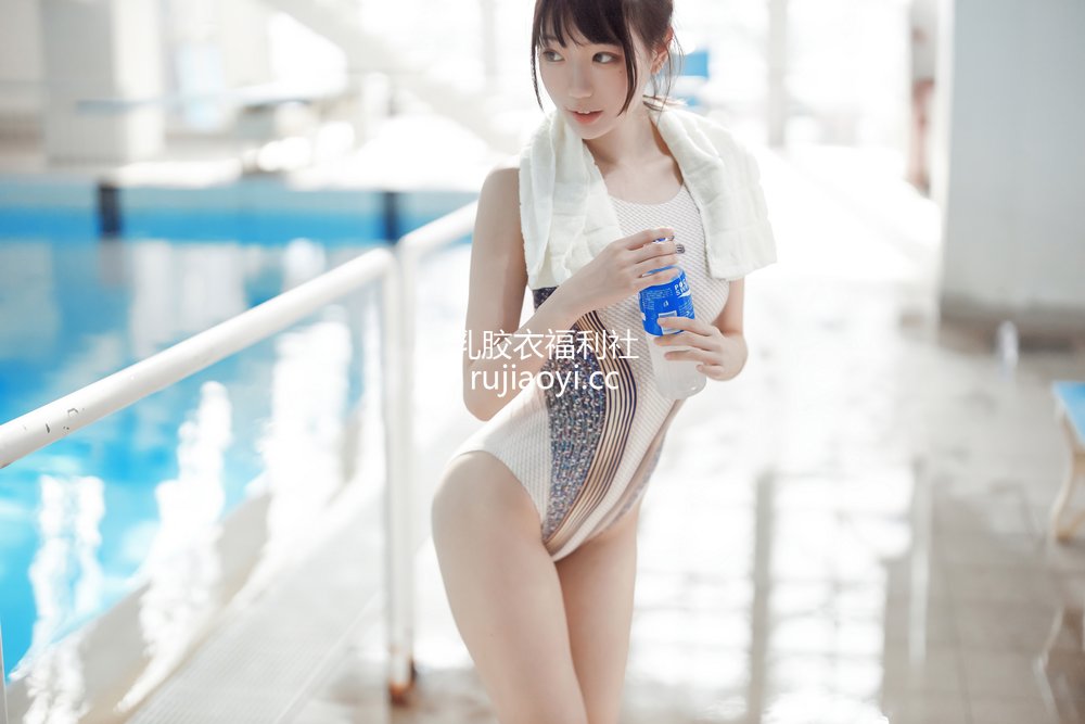 [网红杂图] 周叽是可爱兔兔 – 竞泳 [33P346MB]