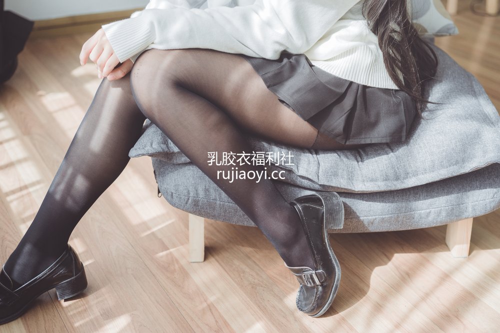 [网红杂图] 面饼仙儿 – 制服爱宕 [16P194MB]