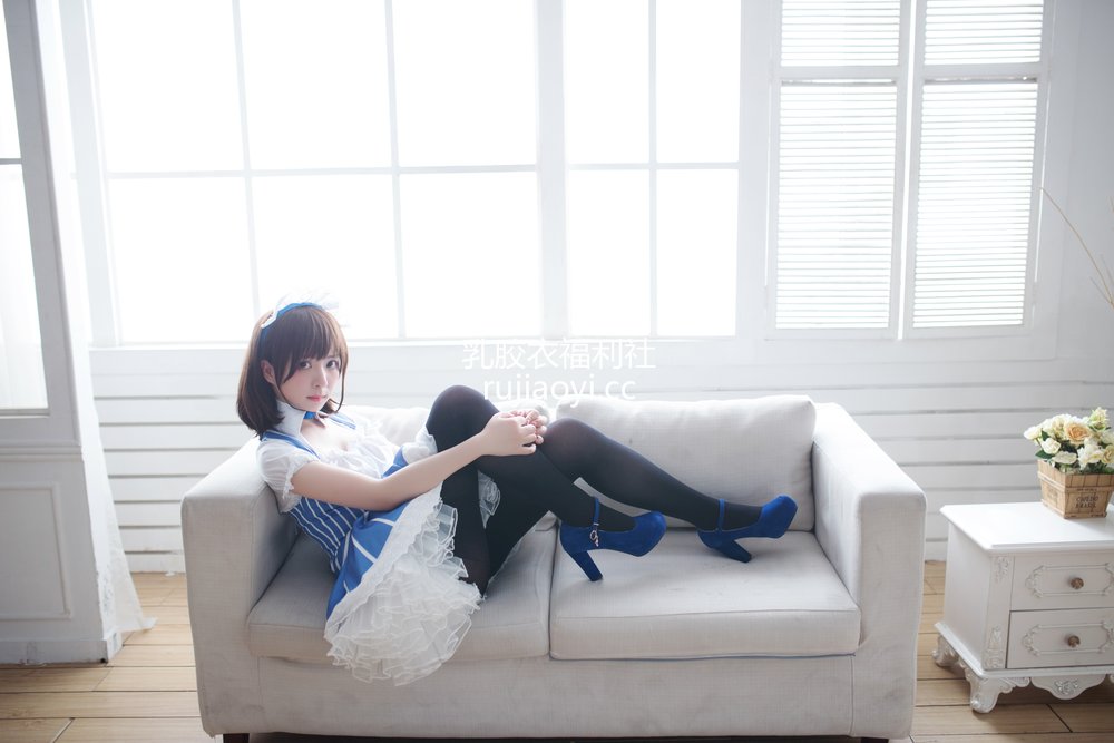 [网红杂图] 闪月半 – 加藤惠 制服 [17P74MB]