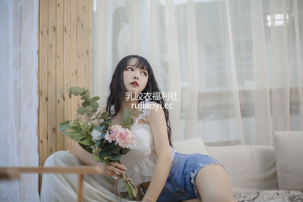 [网红杂图] 黑猫猫OvO – 黑猫猫客厅 [16P74M]