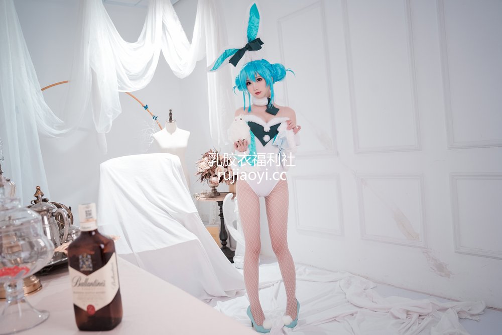 [网红杂图] 面饼仙儿 – 初音兔女郎 [17P139MB]