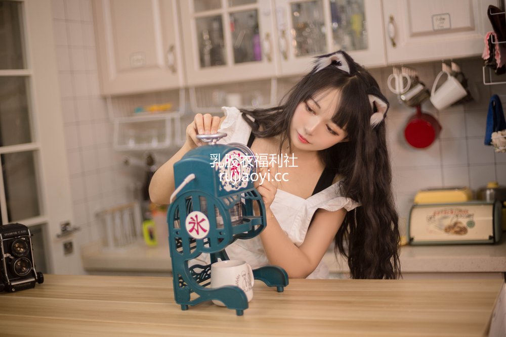 [网红杂图] 黑猫猫OvO – 黑猫猫厨房 [11P74M]