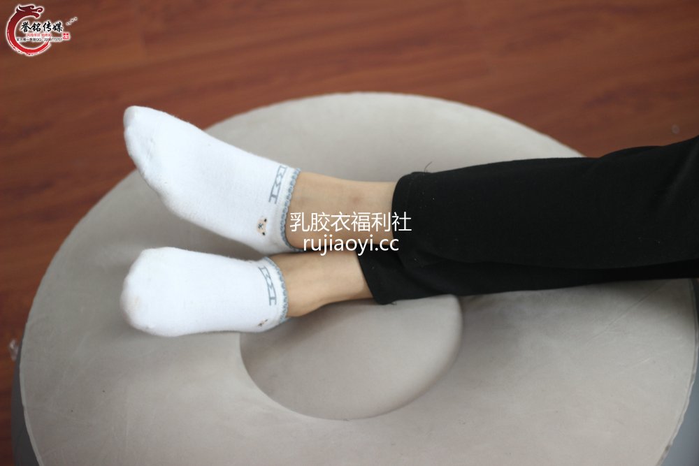 [誉铭传媒] 袜足摄影 《九十》 [96P151MB]