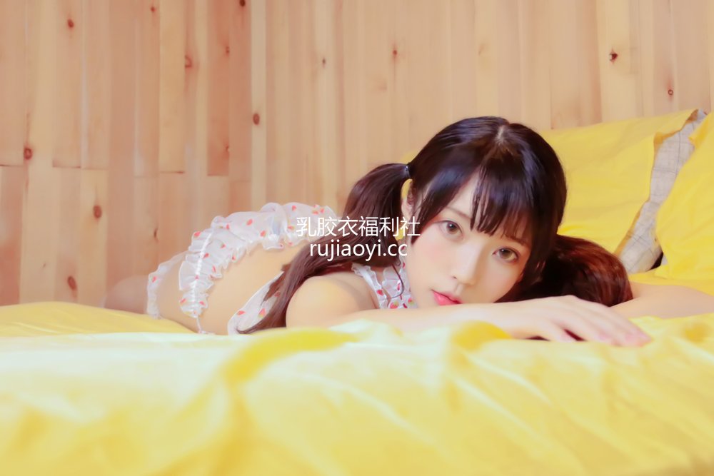 [网红杂图] 白易子教主 – 小草莓睡衣 [30P43M]
