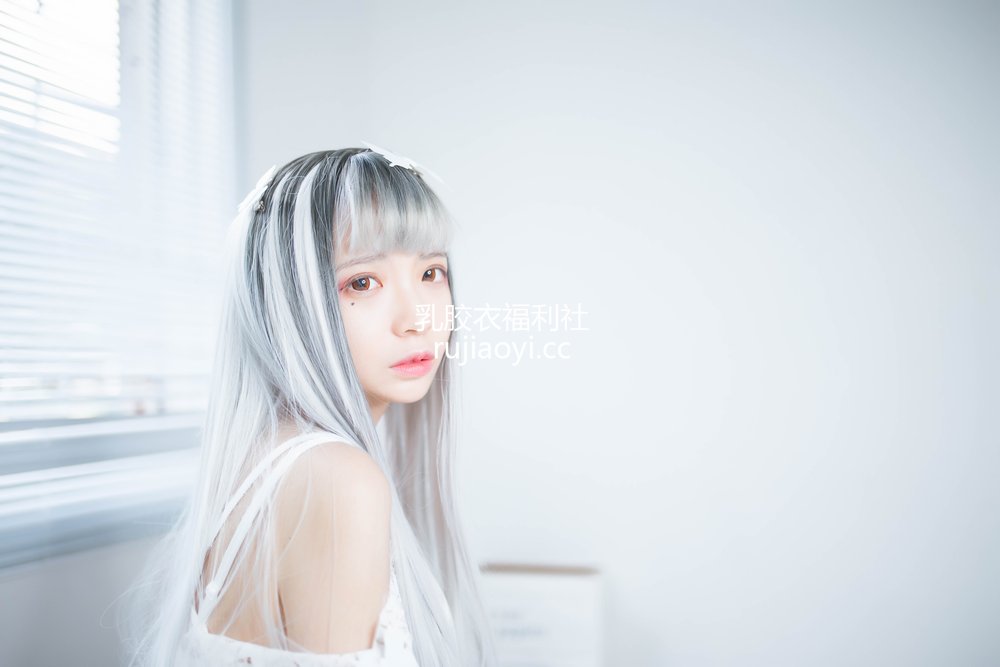 [网红杂图] 疯猫ss – 透明白纱 [33P125MB]