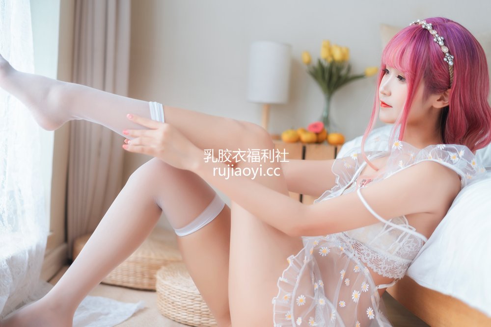 [网红杂图] 三度_69 – 雏菊围裙 [47P336MB]