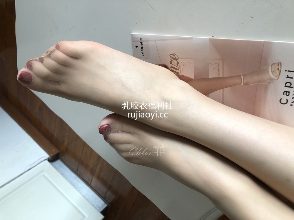 [Chloe霏霏足丝套图] – 法式公寓随拍3 [44P197MB]