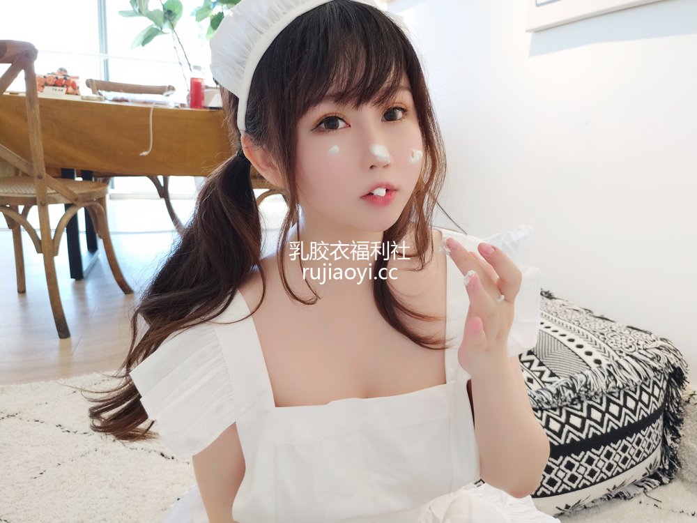 [网红杂图] 蜜桃少女是依酱呀 – 小厨娘 [40P88MB]
