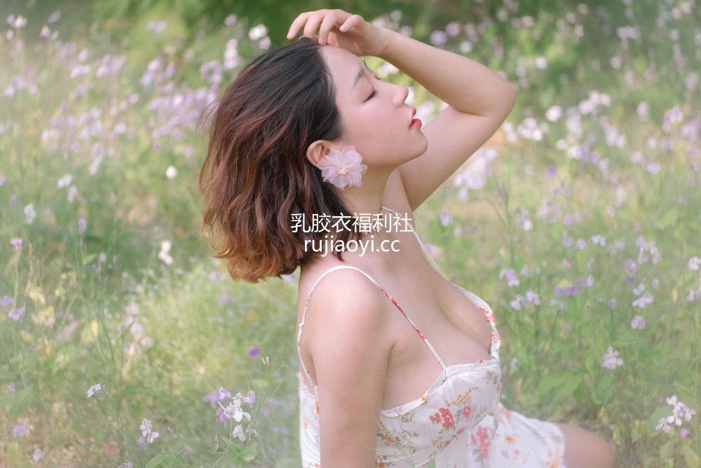 [网红杂图] 穆零Mu0 – 小吊带 [8P5MB]