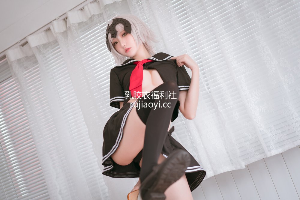 [网红杂图] 瓜希酱 – 黑贞德 校服 [13P59M]