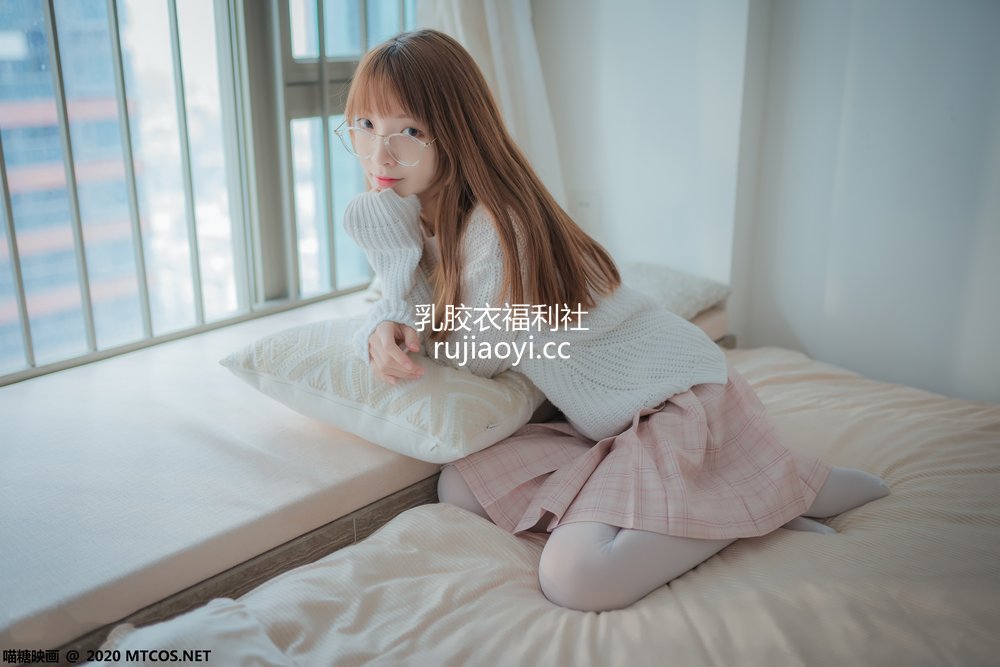 [网红杂图] 祖木子 – 粉格裙的眼睛娘 [44P414M]