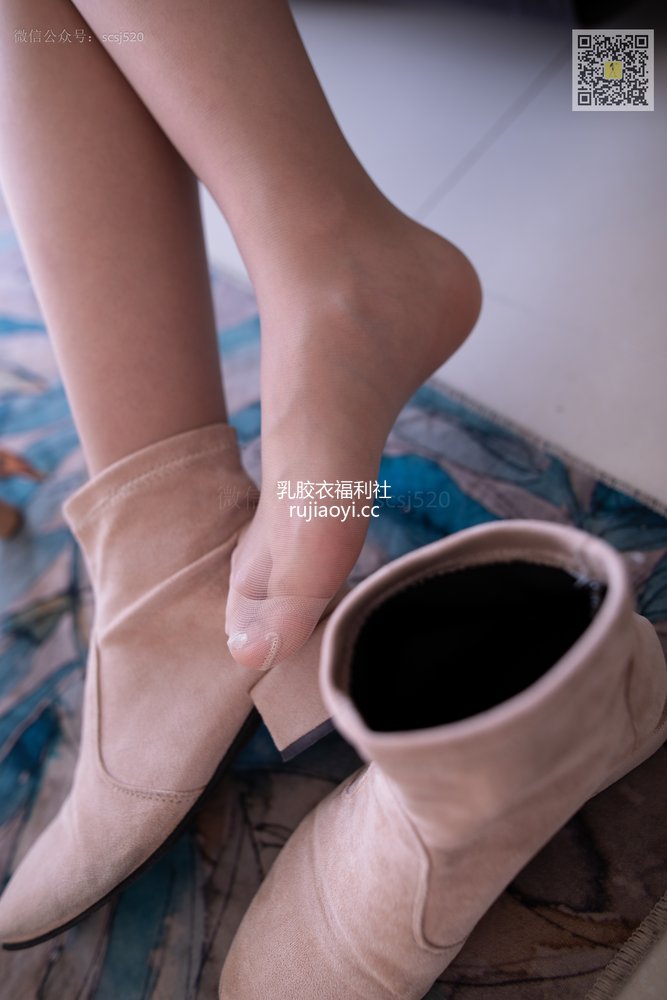 [山茶摄影Iss] NO.276 左左 自己穿丝袜来拍摄 [79P965MB]