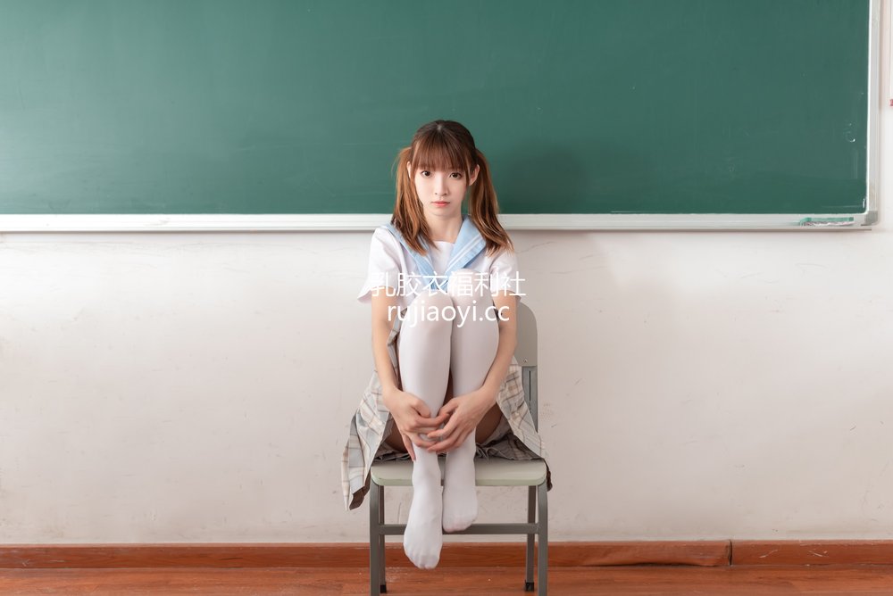 [网红杂图] 祖木子 – 教室值日学妹 [50P24M]