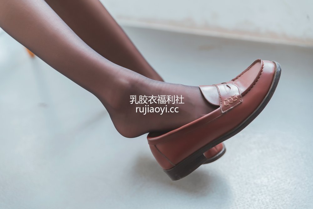 [网红杂图] 桜桃喵 – 冬季制服丝秀 [45P593MB]