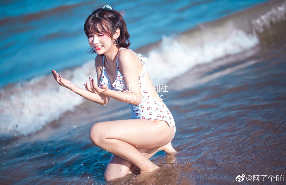 [网红杂图] 阿了个fifi – 夏天泳装 [13P22MB]