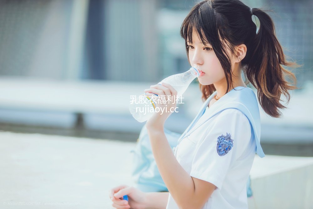 [网红杂图] 桜桃喵 – 穿制服的样子 [10P8MB]