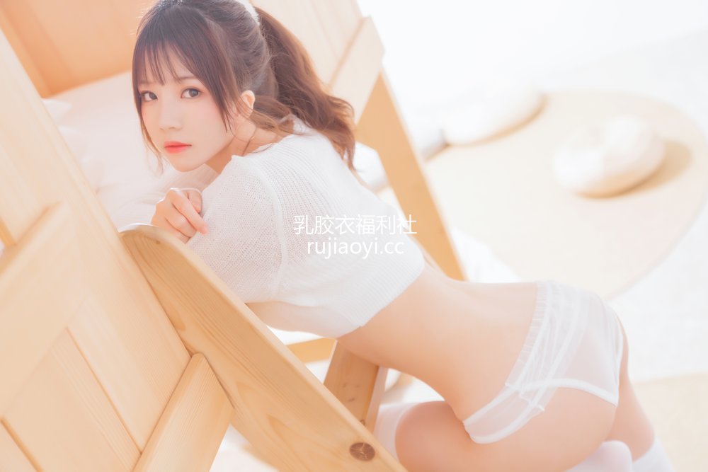 [网红杂图] 桜桃喵 – 黑&白 之 梦幻白 [33P534MB]