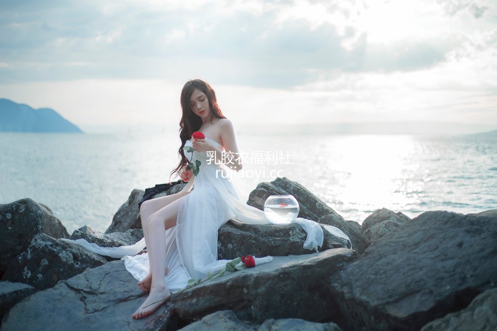 [网红杂图] SayaTheFox – 海滩随拍 [10P105MB]