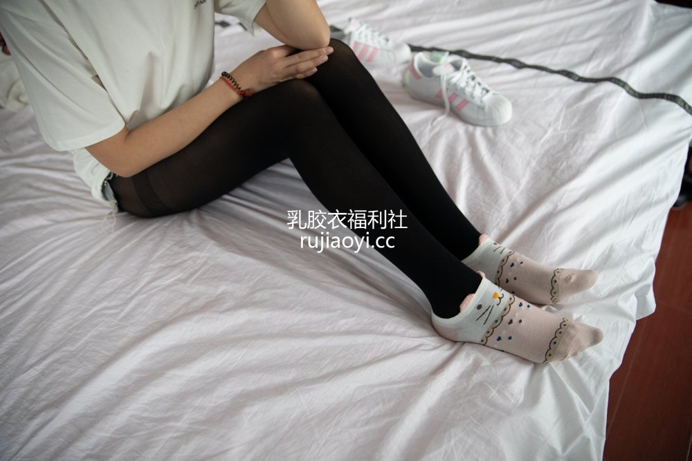 [物恋传媒] No.607 小飞-拾念 [202P1V5.42GB]