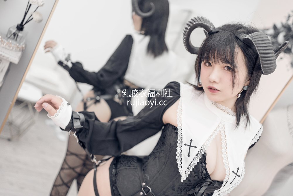 [网红杂图] 阿半今天很开心 – 束缚恶魔 [34P93MB]