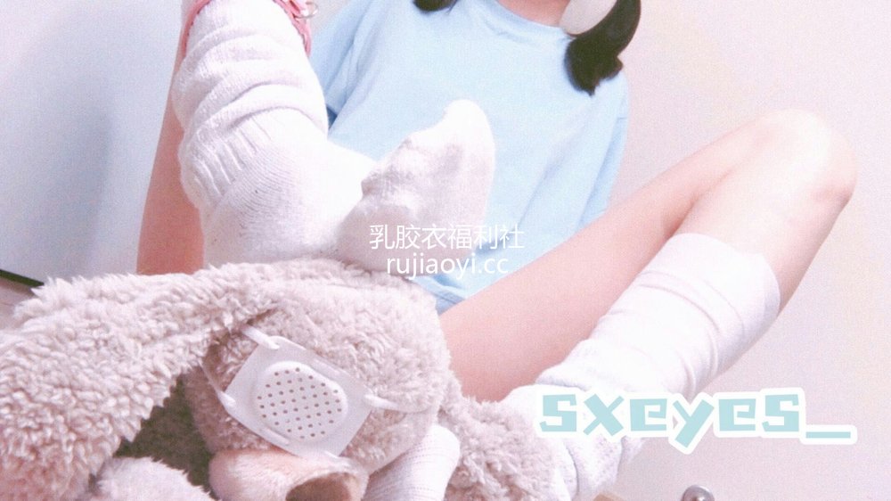 [网红杂图] 眼酱大魔王w – T恤白丝 [10P19MB]