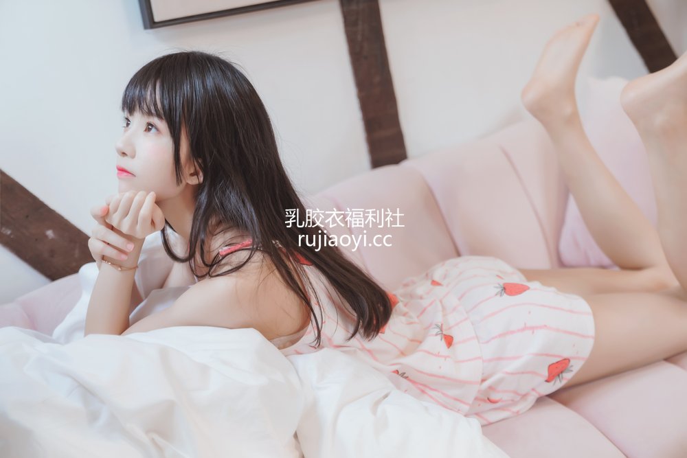 [网红杂图] 桜桃喵 – 甜甜之唇边小草莓 [13P89MB]