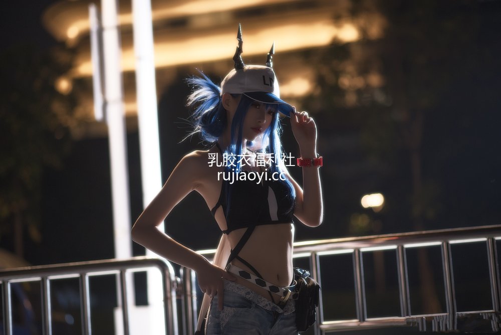 [网红杂图] 大大卷卷小卷 – 女游客 陈 [9P158MB]