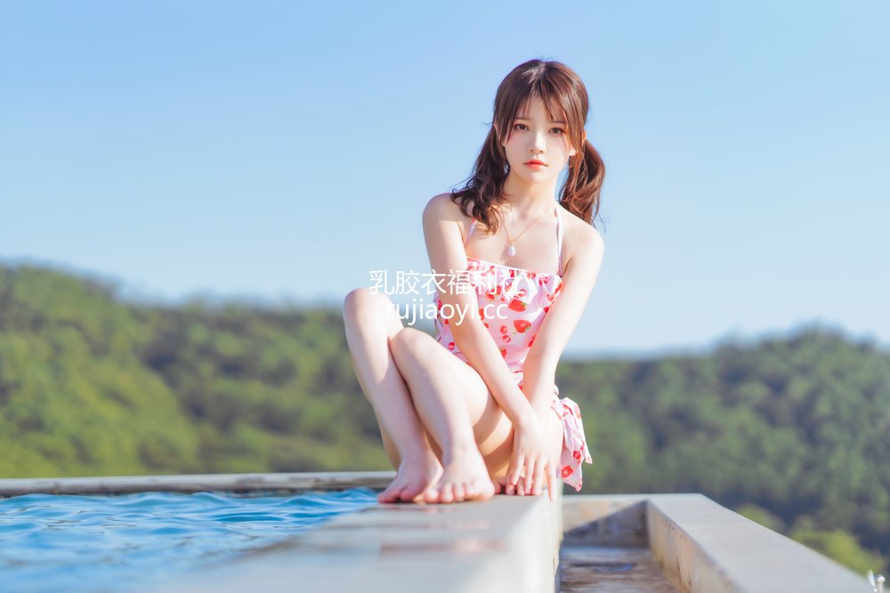[网红杂图] 桜桃喵 – 甜甜之草莓泳衣 [17P290MB]