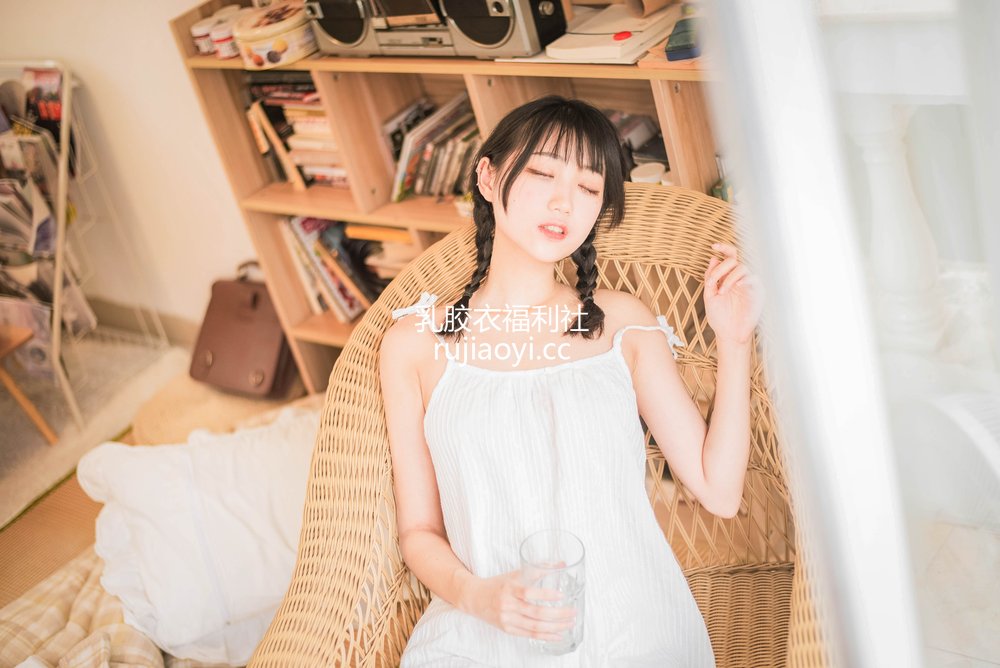 [网红杂图] 周叽是可爱兔兔 – 盛夏 [19P94MB]