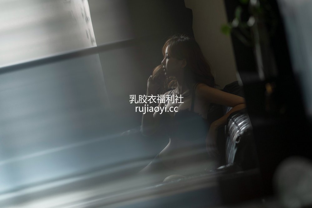 [网红杂图] Nicole小月 – 黑色内衣 [19P1V398MB]