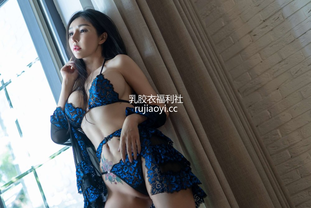 [网红杂图] 小何童鞋 – 冰冰 窗边 [22P1V108MB]