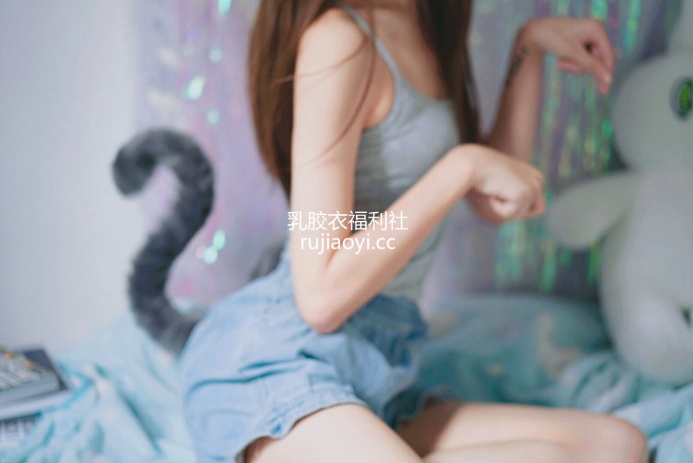 [网红杂图] 眼酱大魔王w – 灰尾猫系 [14P4MB]