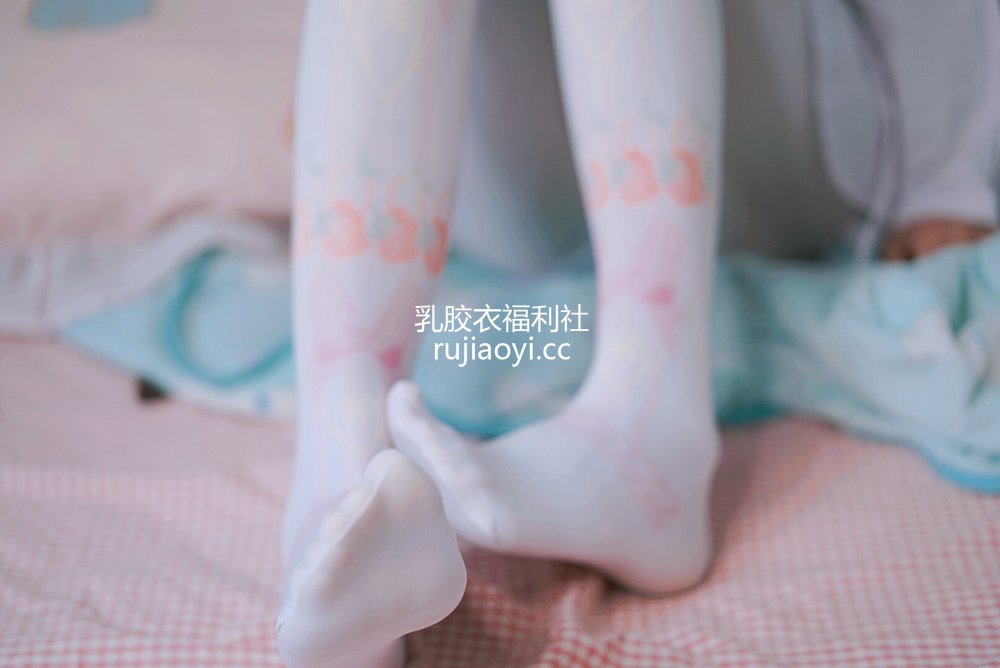 [网红杂图] 眼酱大魔王w – 踩玩偶 [10P2MB]