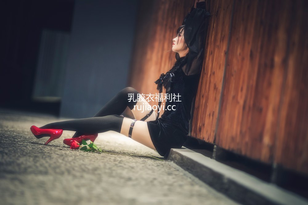 [网红杂图] 三度_69 – 黑色玫瑰 [13P161M]