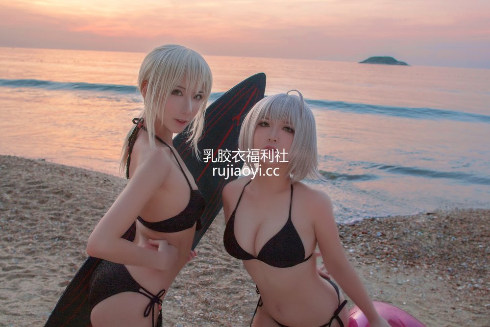 [网红杂图] 半半子&索索sophia – 海边泳装 [40P47MB]