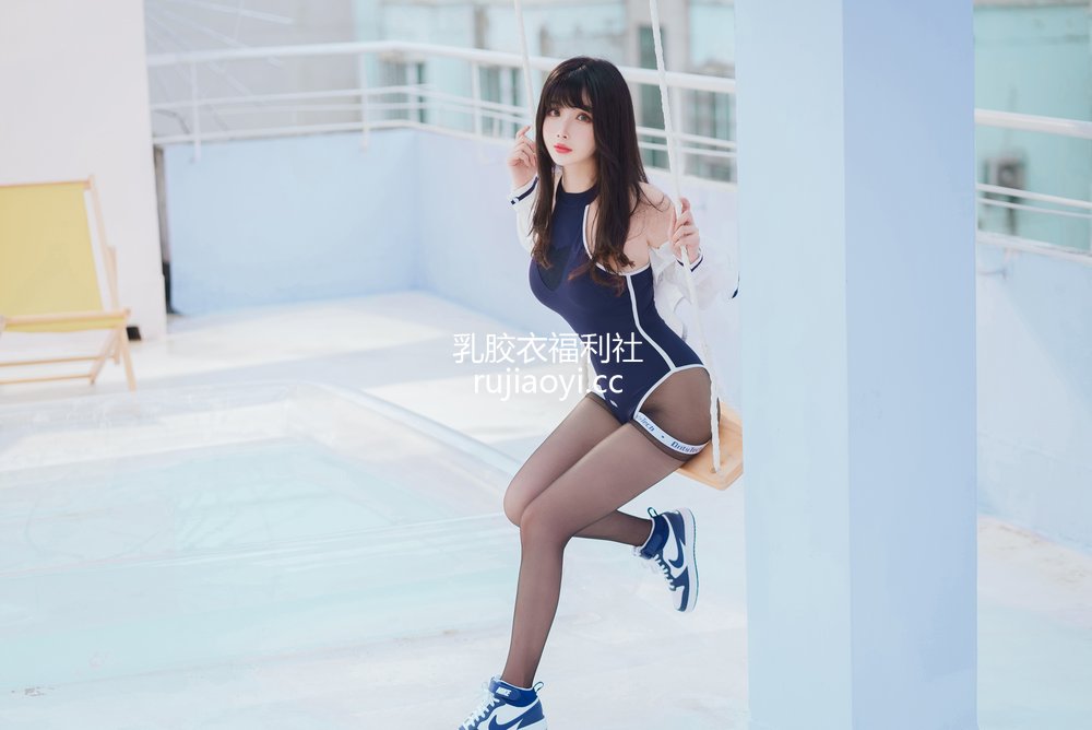 [网红杂图] rioko凉凉子 – 天台竞泳 [50P1V247MB]