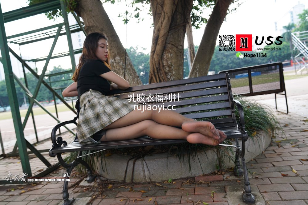 [MussGirl慕丝女郎] No.075 蒙古族舞蹈美少女嫩足灰丝公园写真 [108P233MB]