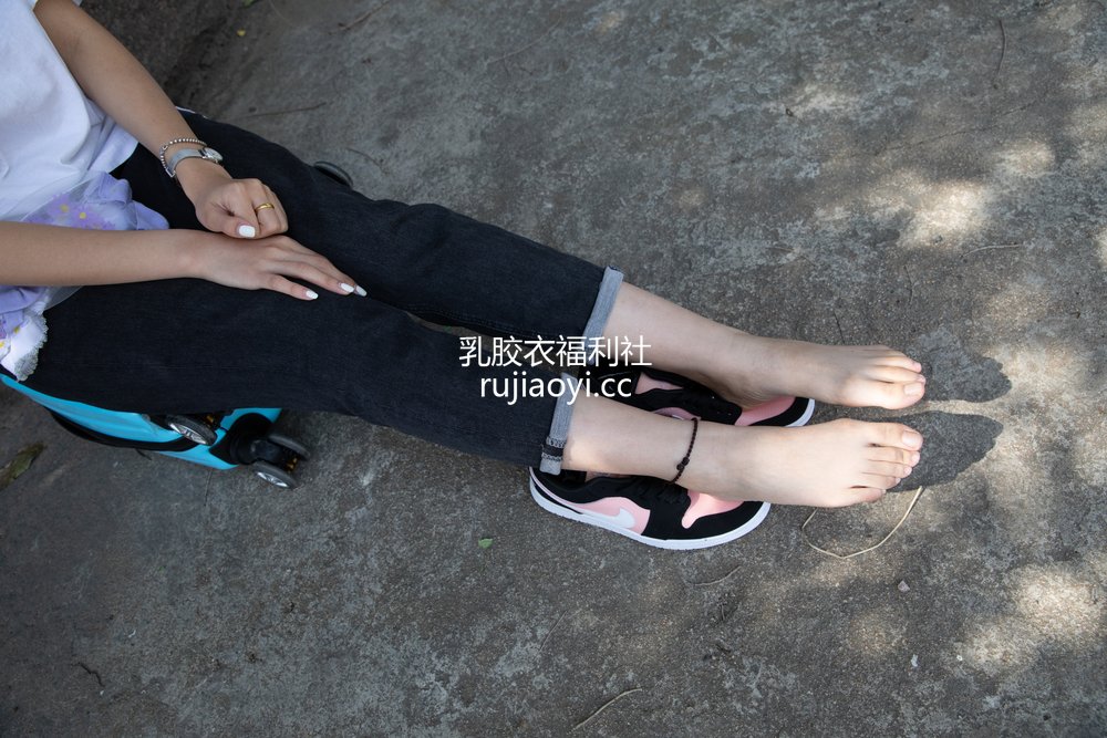[物恋传媒] No.766 婷婷-东篱南山 [186P2V5.09GB]