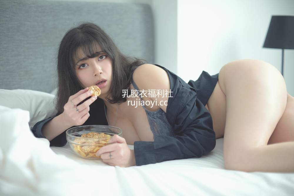 [网红杂图] Hieey Heika 嗨兒 – 自拍 [25P37MB]