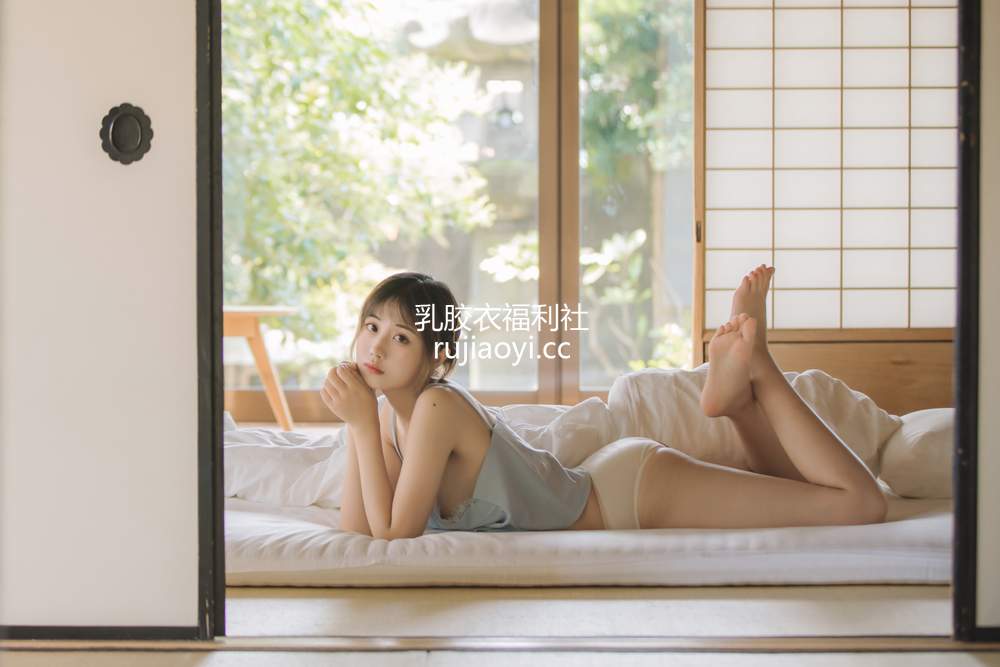 [网红杂图] 念雪ww – 夏天日记 [27P232MB]