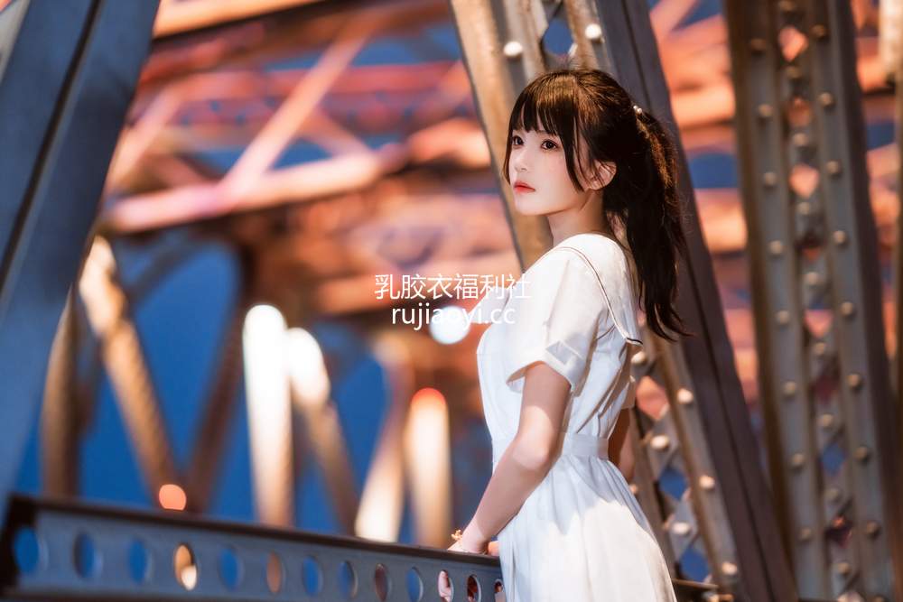 [网红杂图] 桜桃喵 – 离光 [12P423MB]