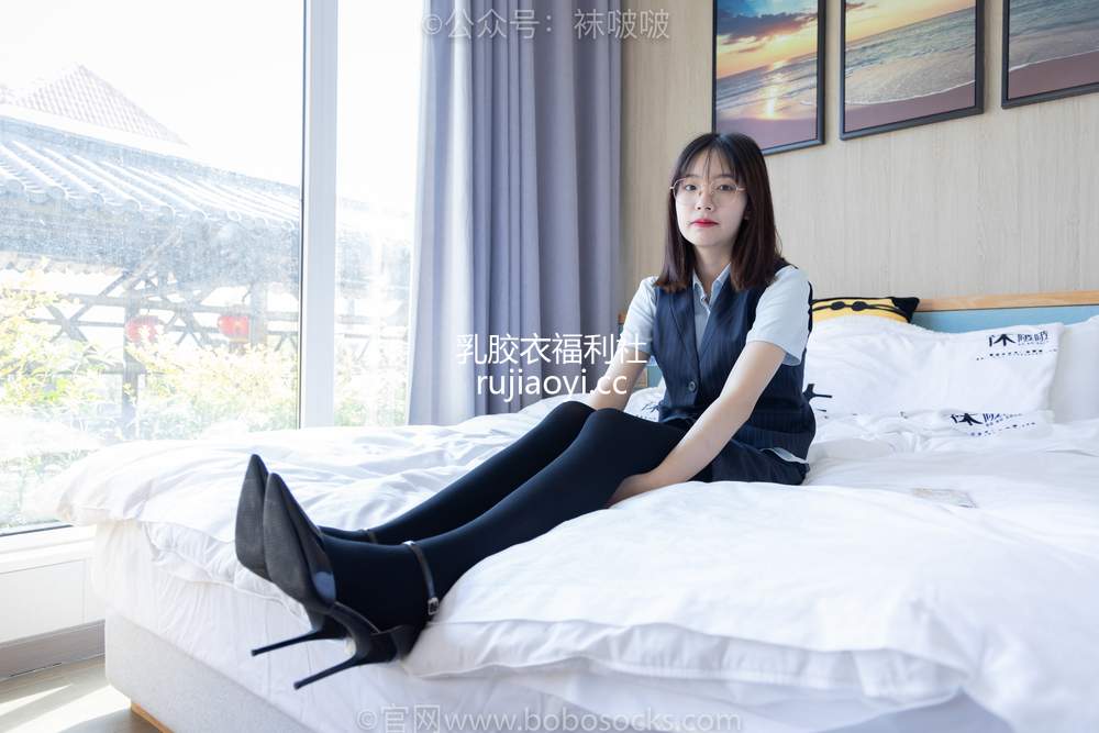 [BoBoSocks袜啵啵] No.038 小甜豆-建行行服、高跟鞋、厚黑丝 [131P1V6.37GB]