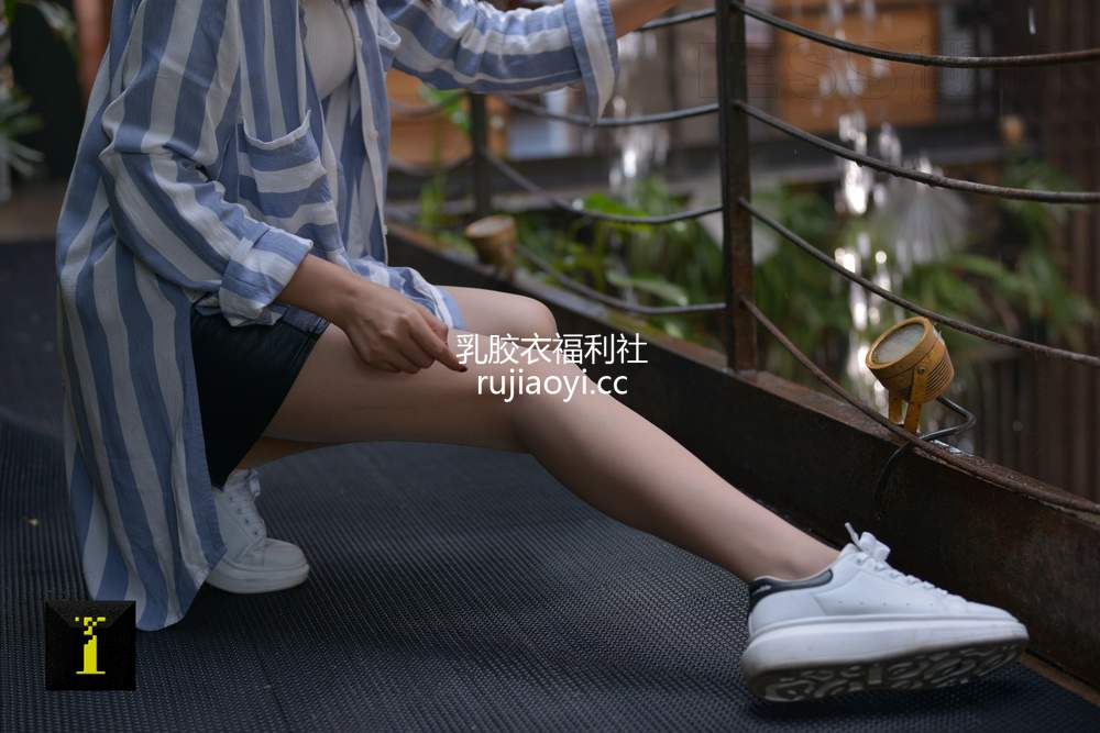 [IESS异思趣向] 普惠集153 阿离 最纯情的34码小白鞋 [86P168MB]