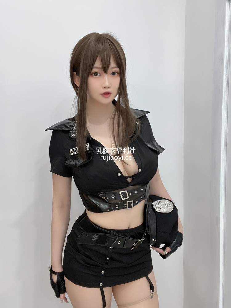 [网红杂图] 蜜桃少女是依酱呀 – 女警 [30P4V186MB]
