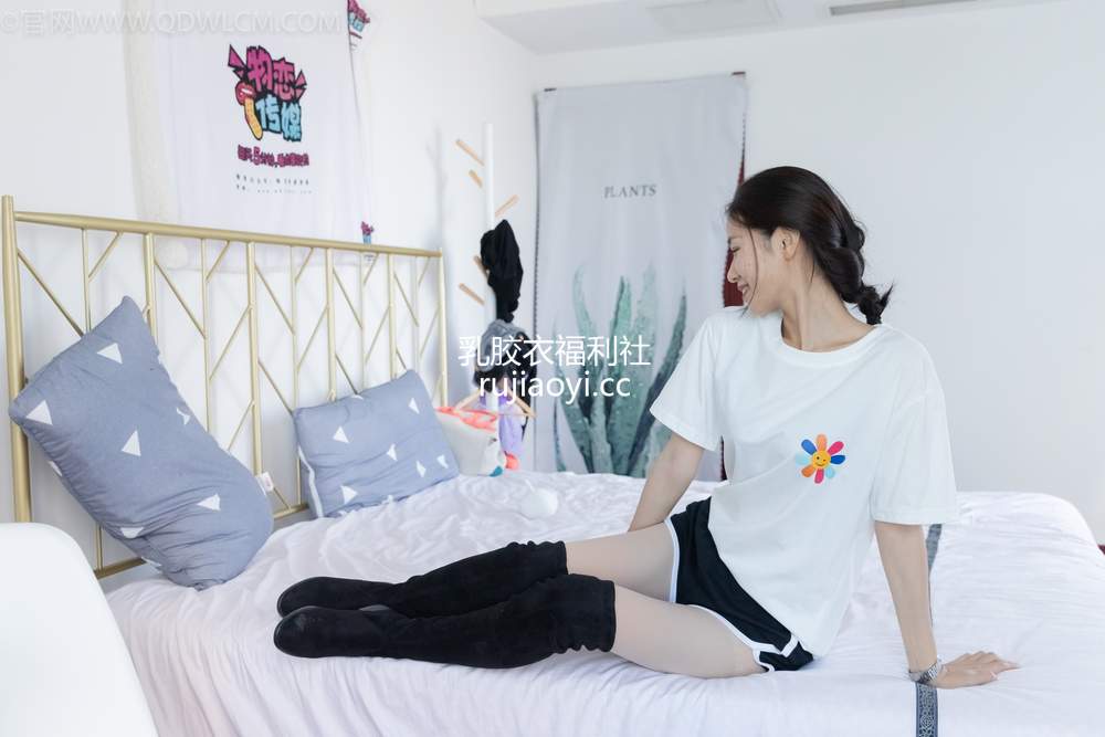 [物恋传媒] No.971 菜菜-夜雪 [119P1V3.04GB]